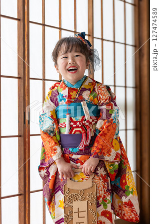 七五三7歳の着物のかわいい女の子 127474589