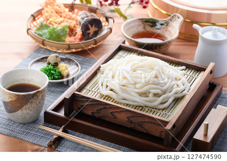 夏の定番！ 天ざるうどん （ 冷やしうどん ） 127474590