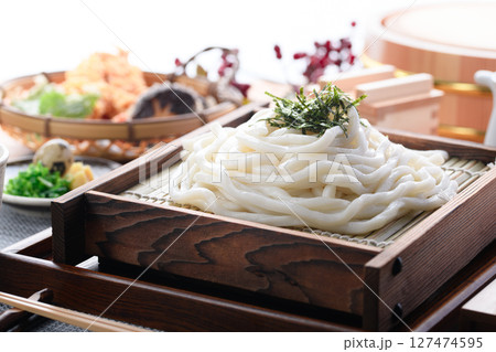 夏の定番！ 天ざるうどん （ 冷やしうどん ） 127474595