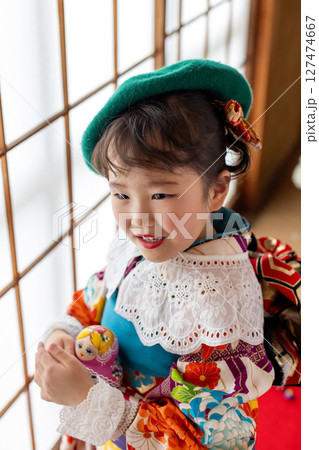 七五三7歳の着物のかわいい女の子 127474667