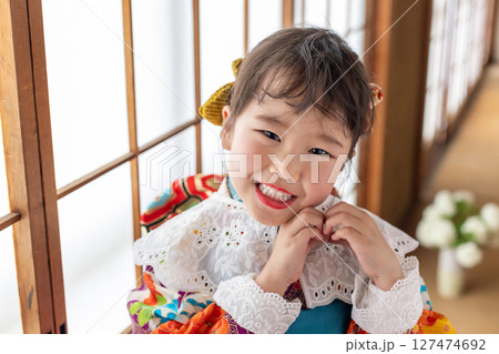 七五三7歳の着物のかわいい女の子 127474692