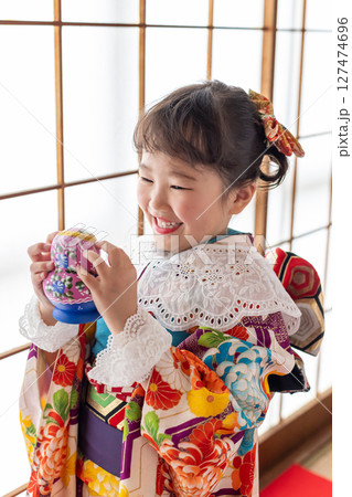 七五三7歳の着物のかわいい女の子 127474696