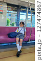 電車内で座る小学生男の子 127474867