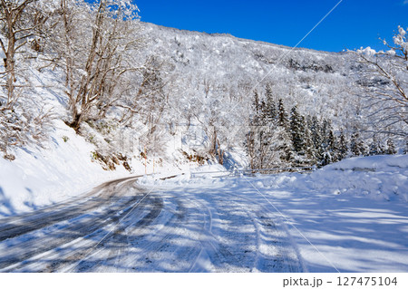 250317秋山郷の雪景色（快晴） 127475104