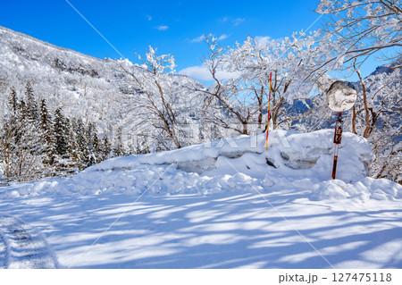 250317秋山郷の雪景色（快晴） 127475118