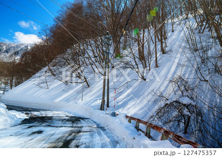 250319秋山郷の雪景色（快晴） 127475357
