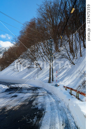 250319秋山郷の雪景色（快晴） 127475359