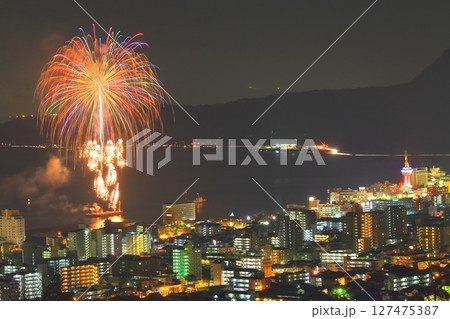 夜の別府市街と花火 夜の別府市街と花火 127475387