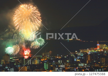 夜の別府市街と花火 127475388