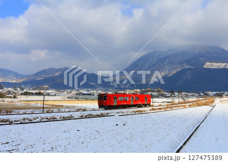 冬の由布院盆地をゆく電車（由布市湯布院町） 127475389
