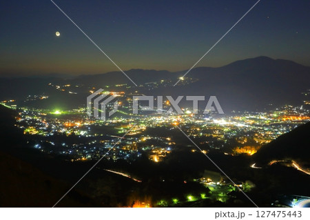 夜の湯布院町（由布市） 127475443