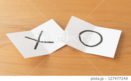 バツと丸　賛成と反対　アンケート　投票 127477249