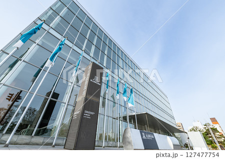 富山県富山市　快晴の富山国際会議場　 127477754
