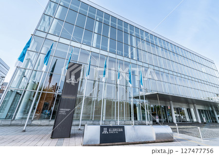 富山県富山市 快晴の富山国際会議場 富山県富山市 快晴の富山国際会議場 127477756