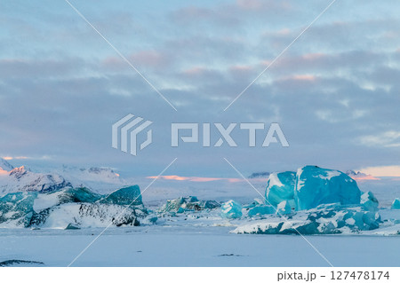 Early morning over Jokulsarlon Glacier lagoon 127478174