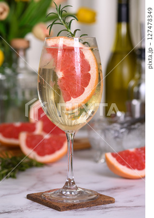 Grapefruit Prosecco Gin Spritz Cocktail Grapefruit Prosecco Gin Spritz Cocktail 127478349
