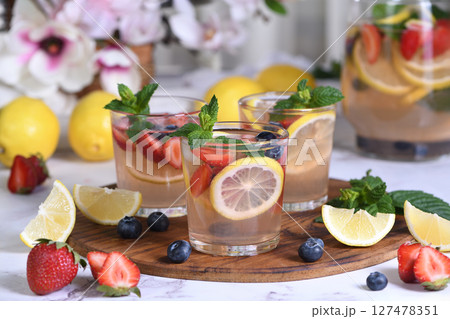 Lemonade with strawberries, blueberries and mint 127478351