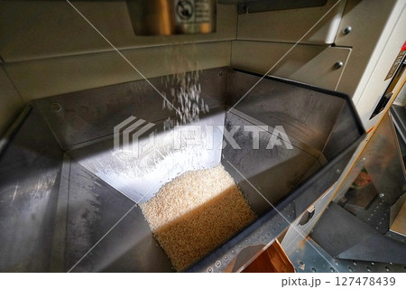 コイン精米機で玄米の精米状況 コイン精米機で玄米の精米状況 127478439
