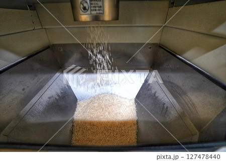 コイン精米機で玄米の精米状況 コイン精米機で玄米の精米状況 127478440