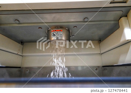 コイン精米機で玄米の精米状況 127478441