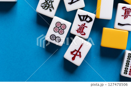 並ぶマージャン牌 並ぶマージャン牌 127478506
