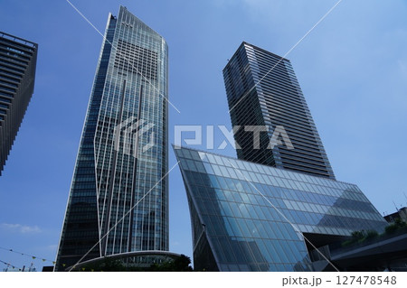 ガラス張りと鋭くとがった骨組みのビル　6月港区1993グラスロックと森タワー・虎ノ門ヒルズ 127478548