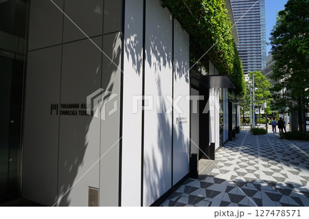 ビルの谷間の緑のテラス　6月港区2014虎ノ門ヒルズ江戸見坂テラス 127478571