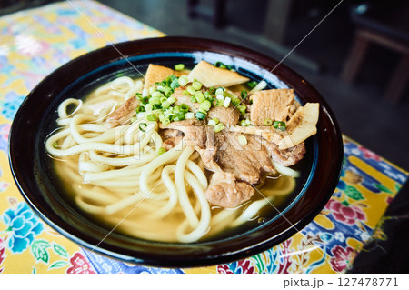 宮古島の昔ながらの食堂で食べる美味しい宮古そば・クローズアップ 127478771