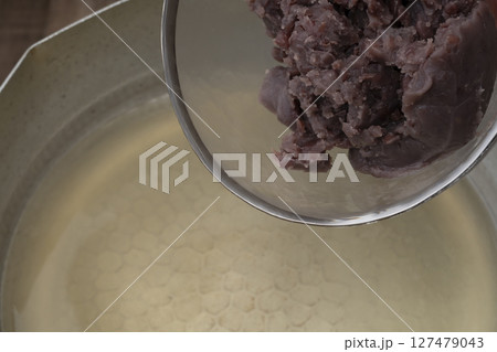 夏の和菓子水羊羹を作る工程 あんこを入れる 夏の和菓子水羊羹を作る工程 あんこを入れる 127479043