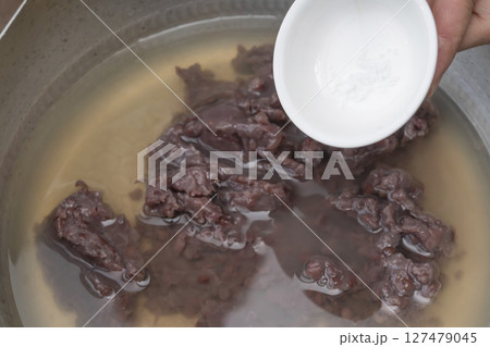 夏の和菓子水羊羹を作る工程　あんこを溶かす 127479045