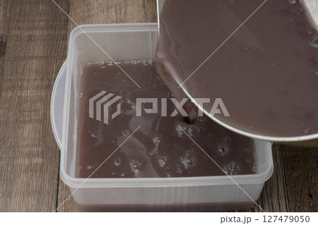 夏の和菓子水羊羹を作る工程 寒天とあんこを溶かして型に流し入れる 夏の和菓子水羊羹を作る工程 寒天とあんこを溶かして型に流し入れる 127479050