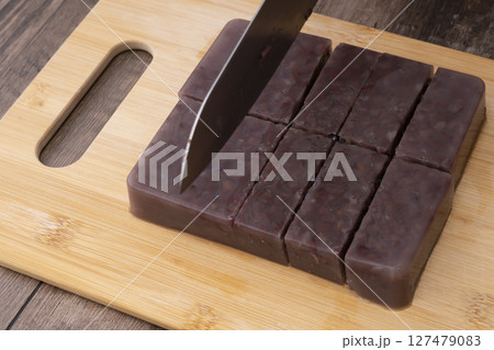 夏の和菓子水羊羹を切る 127479083