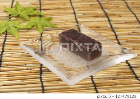 夏の和菓子冷たい水羊羹 青紅葉  夏の和菓子冷たい水羊羹 青紅葉  127479129