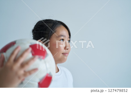 サッカーボールを持つ少女 127479852
