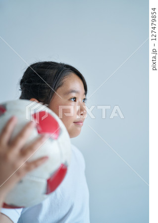 サッカーボールを持つ少女 127479854