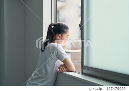 体育の時間、外を眺める少女 127479963