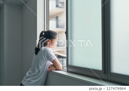 体育の時間、外を眺める少女 127479964