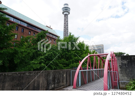 山下公園　マリンタワーと赤い歩道橋 127480452