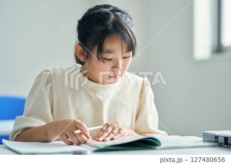 勉強に励む少女 127480656