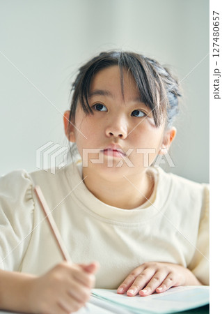 勉強に励む少女 勉強に励む少女 127480657