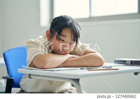 授業が難しいと感じる少女 127480662