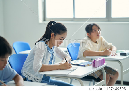 勉強に励む少女の写真素材 [127480708] - PIXTA