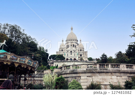 パリの名所 サクレ・クール寺院(ルイーズ・ミシェル広場からの眺め) パリの名所 サクレ・クール寺院(ルイーズ・ミシェル広場からの眺め) 127481082