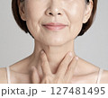 老化による首のしわを気にするシニア女性 127481495