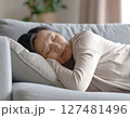 更年期の体調不良で横になるシニア女性 127481496