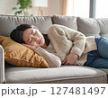 生理痛で辛そうに横たわる30代女性 127481497