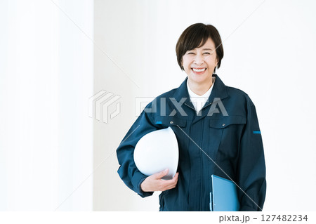 作業着姿の中高年女性 127482234