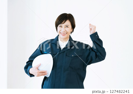 作業着姿の中高年女性 作業着姿の中高年女性 127482241