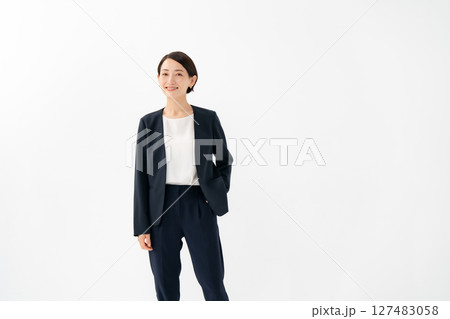 スーツの女性 ポートレート スーツの女性 ポートレート 127483058