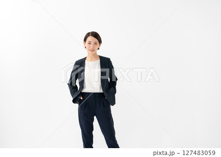 スーツの女性 ポートレート スーツの女性 ポートレート 127483059